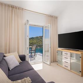 6 Bedroom Waterfront Villa with Pool in Uvala Ljubljeva near Trogir, Sleeps 12-13
